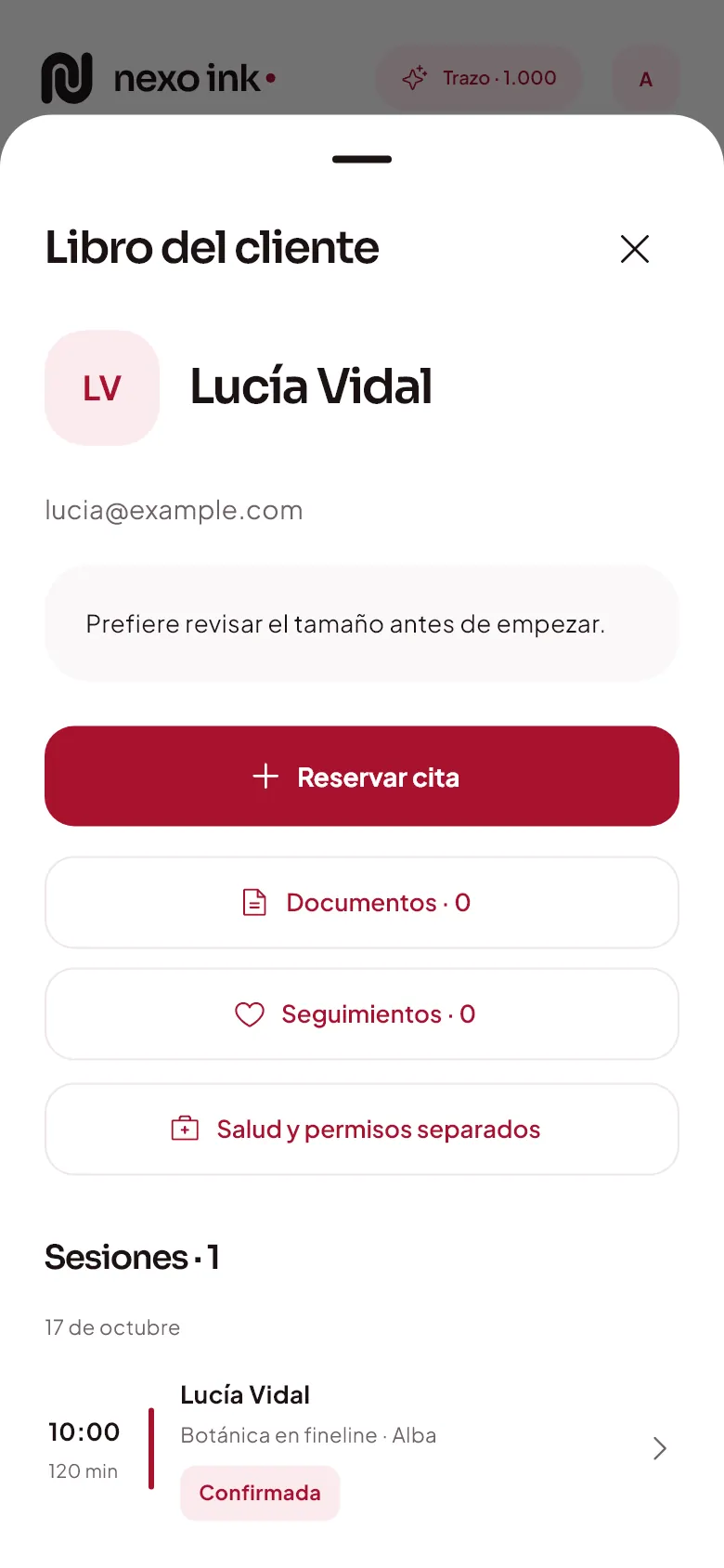 La ficha de una clienta en el móvil, con sus sesiones, documentos y seguimiento.